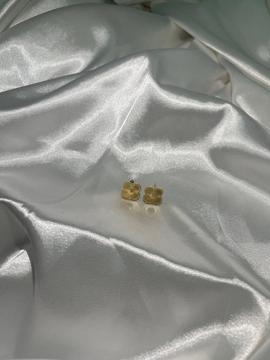 Gold clover earring